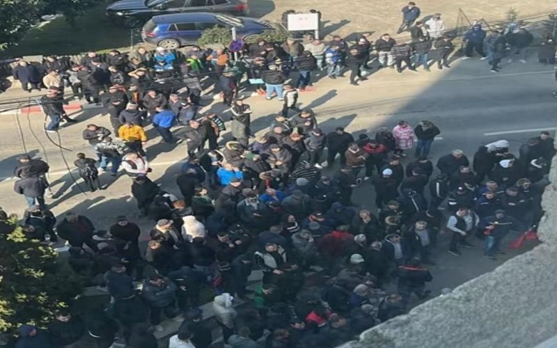 Protest la Târgu Jiu: Minerii și energeticienii protestează împotriva deciziei Complexului Energetic Oltenia Sute de mineri și energeticieni au ieșit în stradă, miercuri, în fața sediului Complexului Energetic Oltenia (CEO) din Târgu Jiu