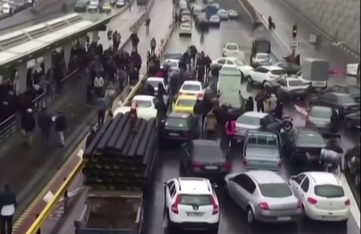 Inflația din Iran atinge cote alarmante, depășind 50% Rata anuală a inflației în Iran a continuat să crească, atingând 50,6% la jumătatea lunii martie, o creștere semnificativă față de luna precedentă