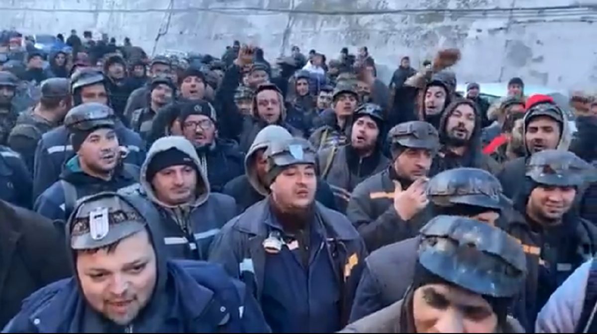 Mii de mineri din Gorj protestează la București O mie de mineri din județul Gorj au pornit spre București cu autocarele, urmând să protesteze astăzi în fața Guvernului