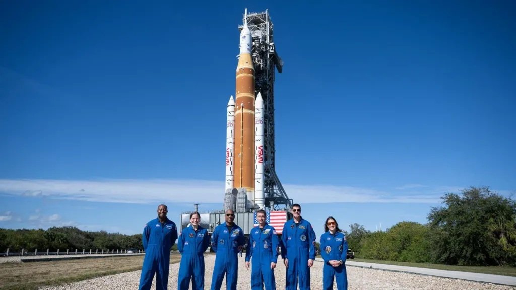 NASA pregătește o nouă lansare lunară, cu astronauți la bord Gigantica rachetă a NASA, destinată misiunilor lunare, a fost transportată pentru a doua oară către platforma de lansare, marcând un pas important în pregătirea unei misiuni ambițioase