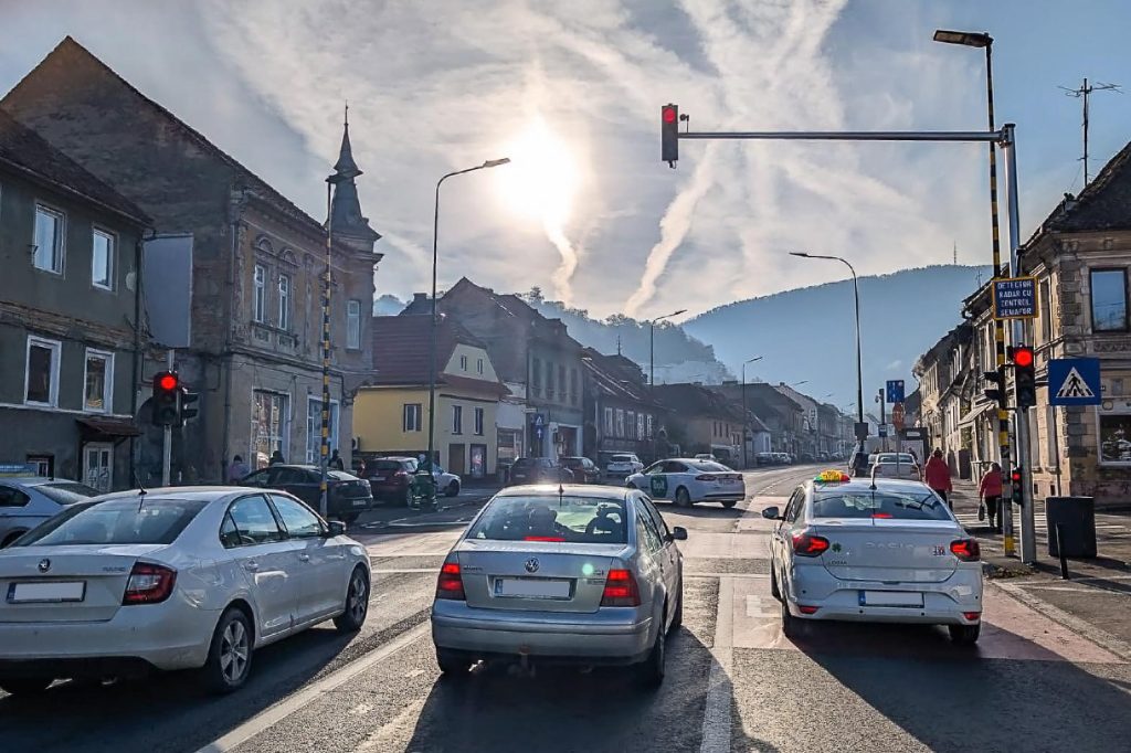 Brașovul introduce radare inteligente pentru a crește siguranța rutieră Primăria Brașov a anunțat instalarea unor radare cu o tehnologie avansată în mai multe intersecții din oraș