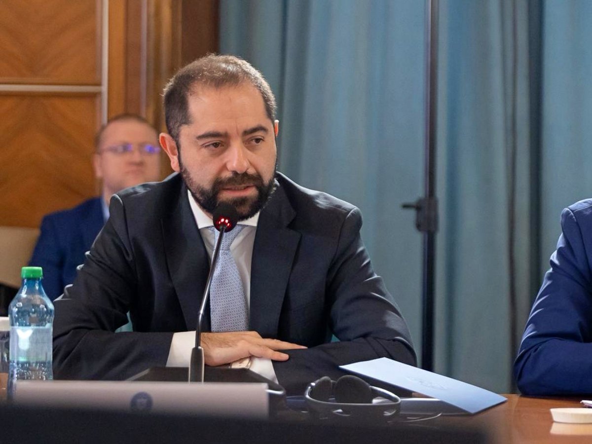 Burnete: Educația, prioritate zero pentru dezvoltarea României Consilierul prezidențial Radu Burnete a subliniat importanța investițiilor în educație în cadrul dezbaterii „România: creștere economică bazată pe competitivitate”, eveniment organizat de Guvern în parteneriat cu Banca Mondială