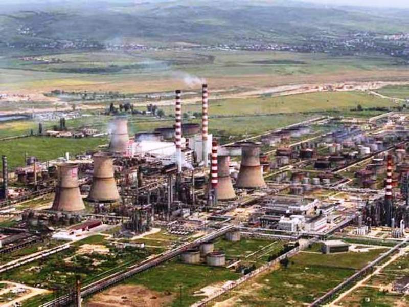 Rafinăria Petrotel Ploiești: O Piatră de Turnură în Criza Carburanților? Criza carburanților din România a readus în prim-plan discuțiile privind reactivarea rafinăriei Petrotel din Ploiești