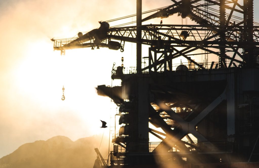Atac cu drone la o rafinărie saudită, pe fondul tensiunilor regionale Gigantul petrolier de stat din Arabia Saudită, Aramco, a fost nevoit să închidă rafinăria Ras Tanura, în urma unui atac cu drone