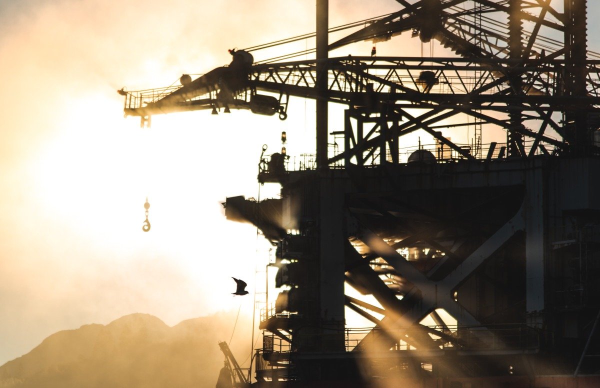 Atac cu drone la o rafinărie saudită, pe fondul tensiunilor regionale Gigantul petrolier de stat din Arabia Saudită, Aramco, a fost nevoit să închidă rafinăria Ras Tanura, în urma unui atac cu drone