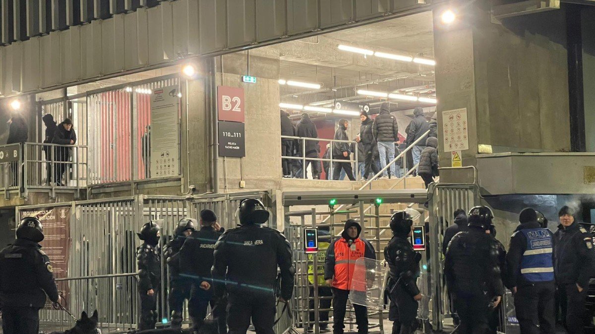 Percheziții și amenzi după incidentele violente de la meciul Rapid – Petrolul Incidentele violente de la meciul de fotbal dintre echipele Rapid București și Petrolul Ploiești au condus la percheziții, aplicarea de amenzi în valoare de peste 90.000 de lei și restricționarea accesului la competițiile sportive pentru mai multe persoane
