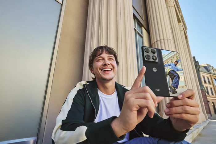 Motorola lansează razr fold și edge 70 fusion, cu premiere și FIFA World Cup 26