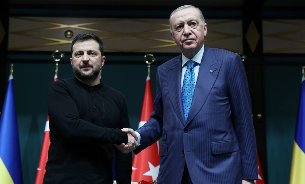 Erdogan și Zelenski discută despre conflictul ucrainean, în contextul crizei din Orientul Mijlociu Războiul din Orientul Mijlociu nu ar trebui să umbrească eforturile de pace în Ucraina, a subliniat președintele turc Recep Tayyip Erdogan în cursul unei convorbiri telefonice cu omologul său ucrainean, Volodimir Zelenski