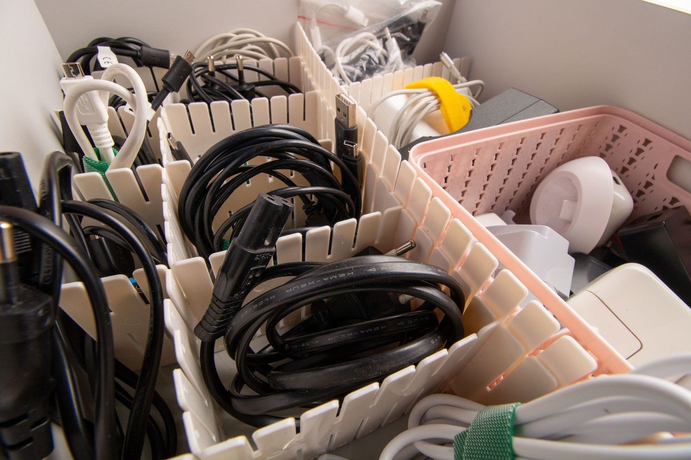 Românii, reticenți în a renunța la electronicele vechi Aproape 40% dintre români nu se despart de aparatele electrocasnice defecte, preferând să le păstreze în speranța unei utilizări viitoare