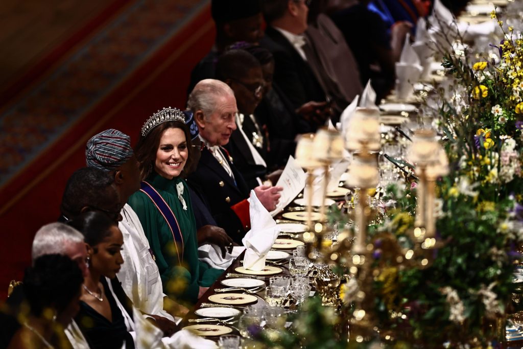 Majestățile lor, punctul central al unei vizite istorice la Londra Regele Charles al III-lea și Kate Middleton, Prințesa de Wales, au fost protagoniștii unei întâlniri remarcabile, marcând vizita cuplului prezidențial nigerian la Londra