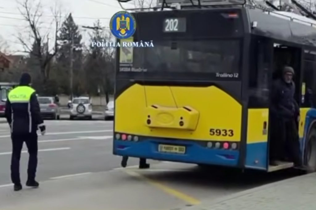 Troleibuzele din Ploiești, fără ITP timp de 30 de ani: O incursiune în istoricul unei omisiuni Troleibuzele care asigură transportul public în Ploiești au circulat timp de aproape trei decenii fără a fi supuse inspecției tehnice periodice (ITP), potrivit informațiilor apărute recent