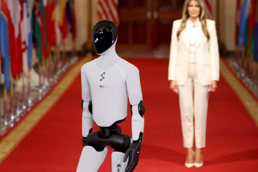 Robotul umanoid, vedeta unui eveniment la Casa Albă: Dialog savuros între Melania Trump și Brigitte Macron Un eveniment neobișnuit a avut loc la Casa Albă, unde un robot umanoid a atras atenția, dar nu a fost singurul