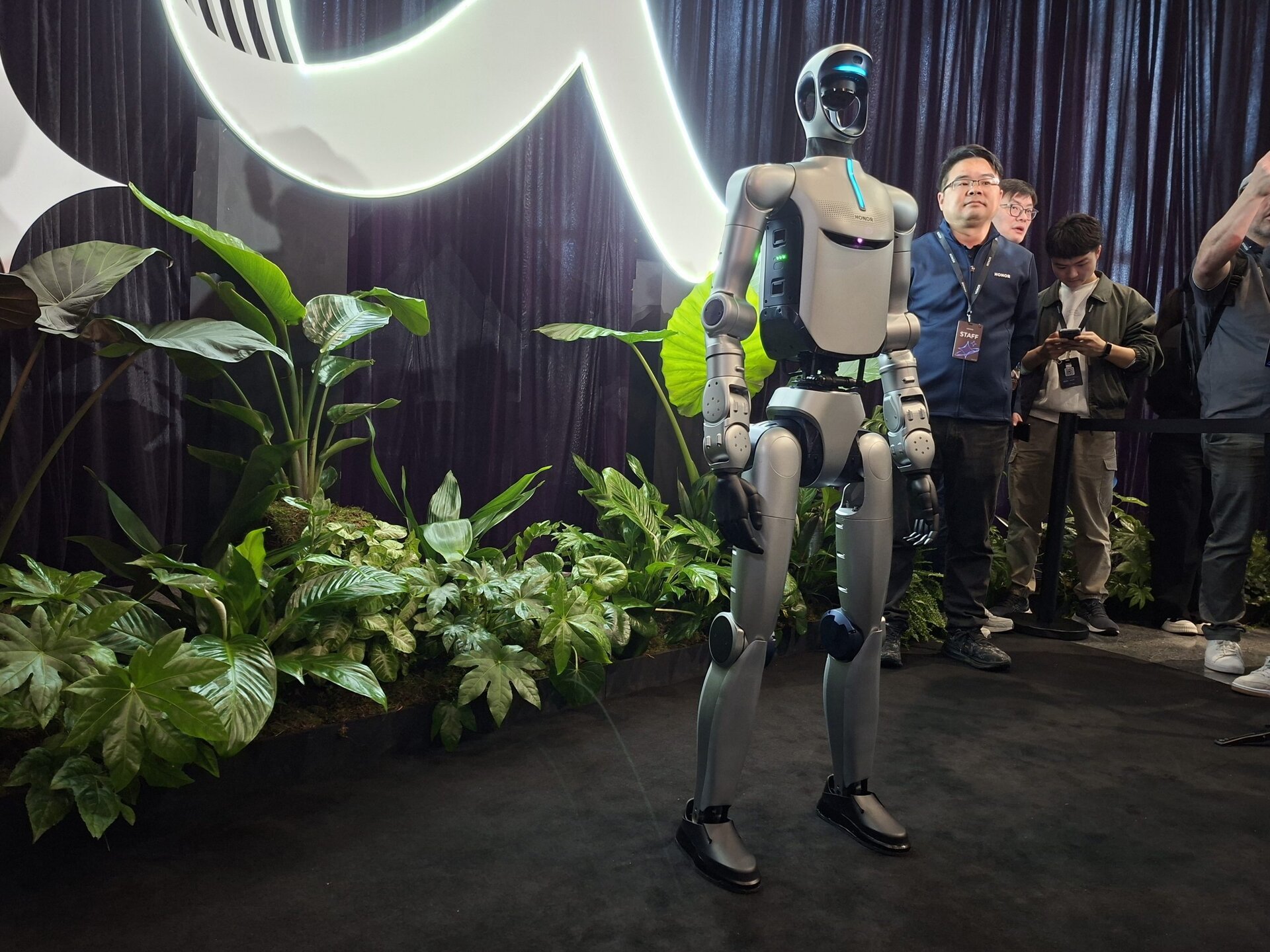 Robotul Honor uimește cu o demonstrație de dans sincronizat Un robot umanoid dezvoltat de Honor a captivat asistența la un eveniment recent, demonstrând abilități impresionante de mișcare și coordonare