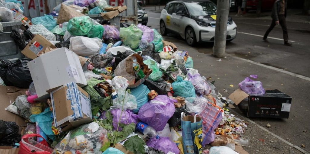 Sectorul 1: Societate de salubrizare proprie, dar USR se opune din cauza costurilor Consiliul Local al Sectorului 1 a aprobat, marți, 31 martie 2026, studiul de oportunitate pentru înființarea unei societăți de salubrizare