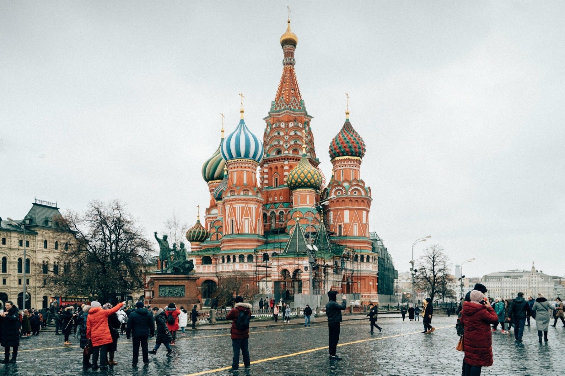 Restricții impuse de Kremlin înfurierea locuitorilor Moscovei Măsura guvernului rus de a restricționa accesul la internetul mobil, sub pretextul protejării cetățenilor de potențiale atacuri ucrainene, stârnește nemulțumire în rândul populației din Moscova