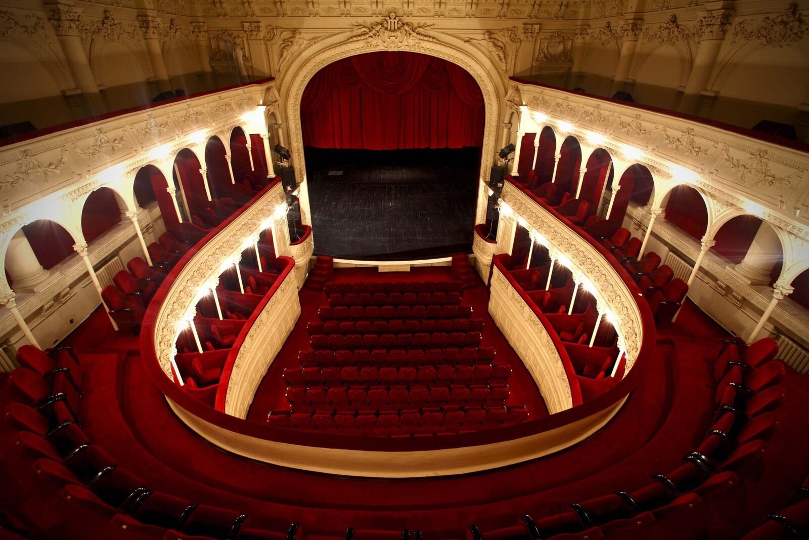 Directorii interimari ai teatrelor bucureștene, menținuți în funcție: Concursuri amânate și discuții cu actorii Concursurile pentru funcțiile de conducere ale teatrelor din București vor fi organizate cel mai probabil după luna aprilie