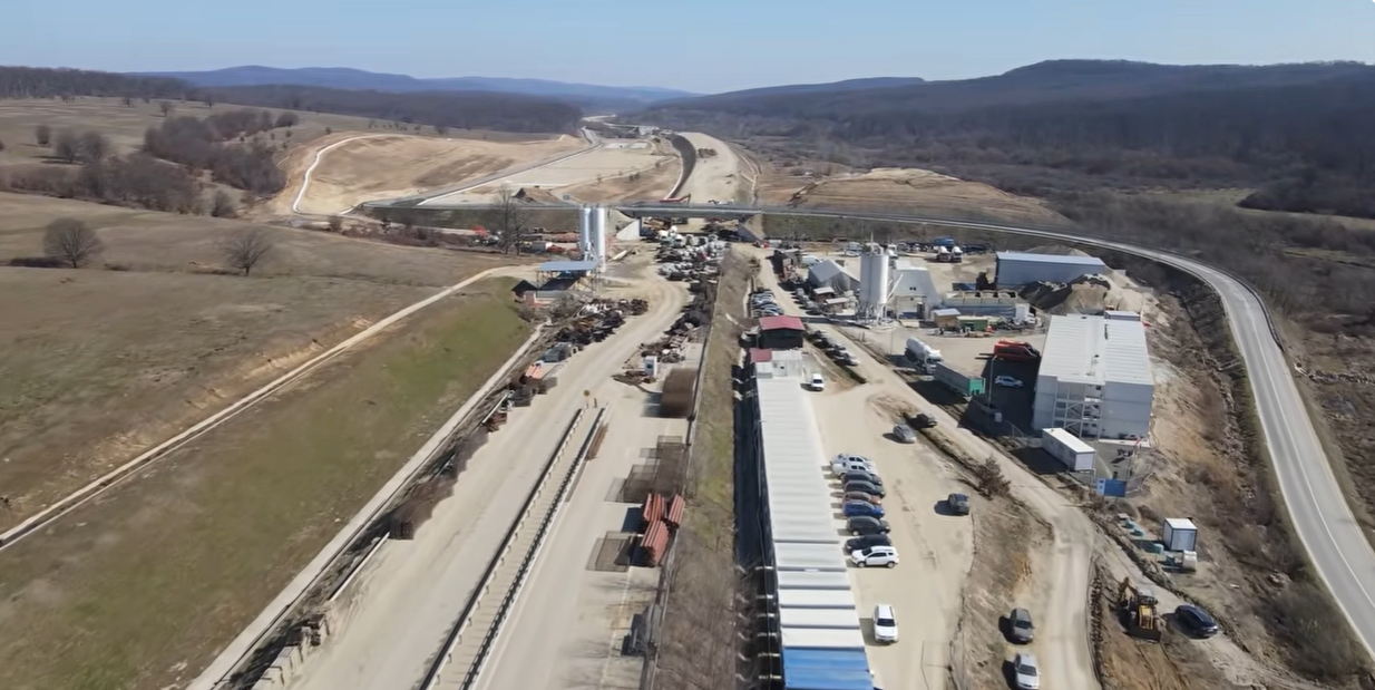 Șantierul de pe Autostrada A1: Eforturi susținute pentru finalizarea tronsonului Margina – Holdea Constructorii de pe șantierul lotului Margina – Holdea al Autostrăzii A1 au intensificat ritmul lucrărilor în ultimele luni, lucrând inclusiv în weekenduri și pe timpul nopții