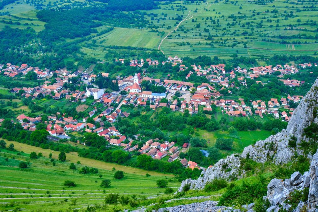 Satul românesc care atrage tot mai mulți turiști străini Un colț de rai din România, cu peisaje pitorești și o atmosferă liniștită, începe să atragă tot mai mulți turiști străini