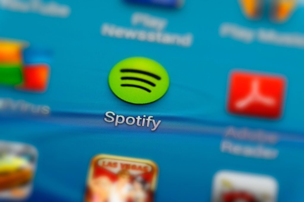 Spotify introduce filtre anti-AI pentru artiști Platforma de streaming Spotify implementează o nouă funcție menită să ofere artiștilor mai mult control asupra lansărilor muzicale, într-o perioadă în care inteligența artificială (AI) generează din ce în ce mai mult conținut muzical