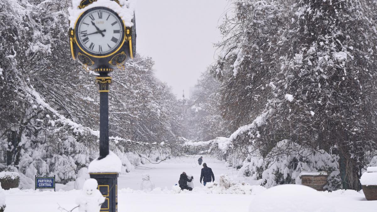 Bucureștenii se pregătesc din nou de ninsoare, dar de data aceasta meteorologii anunță că va fi vorba de precipitații slabe