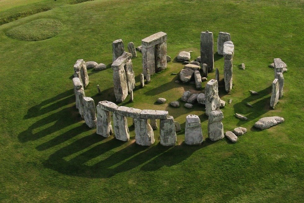 Stonehenge: Misterul Pietrei Altarului duce spre Scoția Piatra Altarului de la Stonehenge, un bloc uriaș de gresie cu o greutate estimată la șase tone, provine, cel mai probabil, din Scoția, nu din Țara Galilor, conform unei noi analize minerale