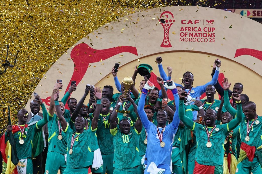 Senegalul și-a adjudecat Cupa Africii, acum 59 de zile Cu 59 de zile în urmă, pe fondul unei ploi de confetti aurii, căpitanul senegalez Sadio Mané ridica deasupra capului trofeul Cupei Africii pe care echipa sa tocmai o câștigase