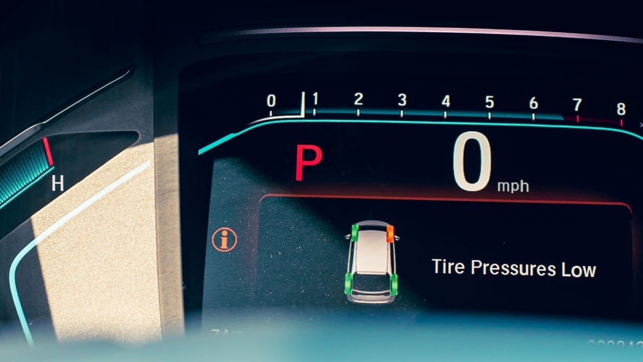 Senzorii din anvelope, o vulnerabilitate ascunsă a mașinilor moderne Un studiu recent arată că senzorii de presiune din anvelopele automobilelor pot fi utilizați pentru a urmări discret șoferii, oferind informații despre deplasările și obiceiurile acestora