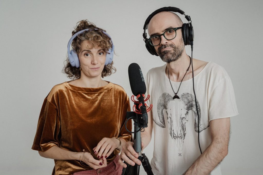 Un nou serial audio analizează fraudele online, printr-o abordare narativă Un nou serial audio, intitulat „Țeapă, Țeapă, Țeapă”, explorează fenomenul fraudelor online, cu accent pe tehnicile utilizate de escroci și pe impactul emoțional asupra victimelor