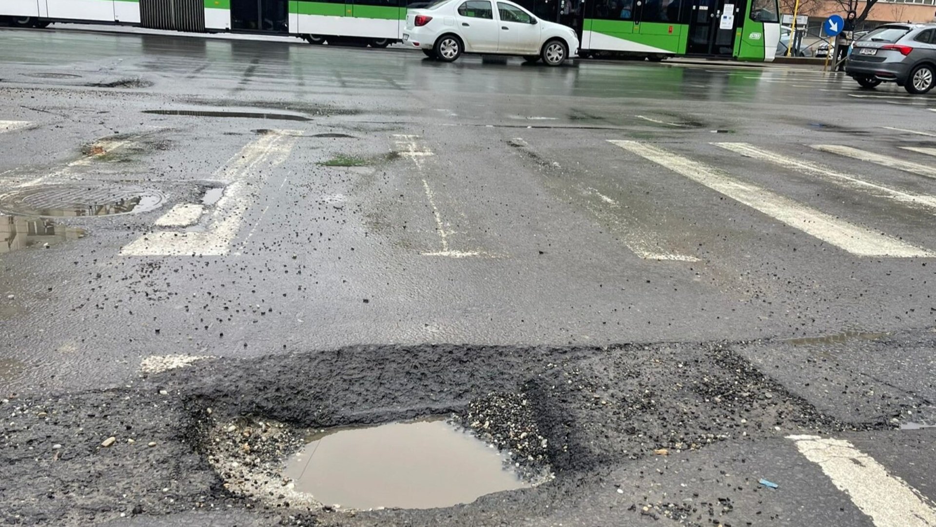 Sectorul 5: Sesizări pe WhatsApp pentru gropi și problemele de pe străzi Primăria Sectorului 5 a lansat o nouă modalitate prin care locuitorii pot raporta probleme legate de infrastructură, precum gropile apărute pe carosabil și trotuare