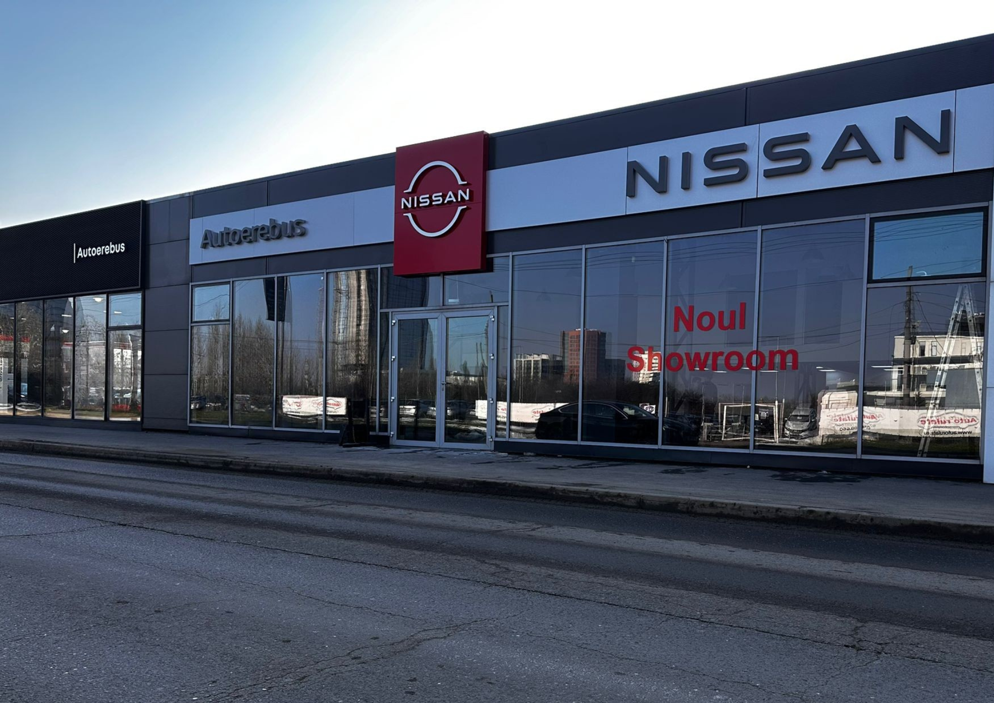 Un nou showroom Nissan își deschide porțile în România, cu oferte de lansare atrăgătoare Autoerebus anunță inaugurarea unui nou showroom Nissan, marcând o extindere a prezenței mărcii japoneze pe piața autohtonă