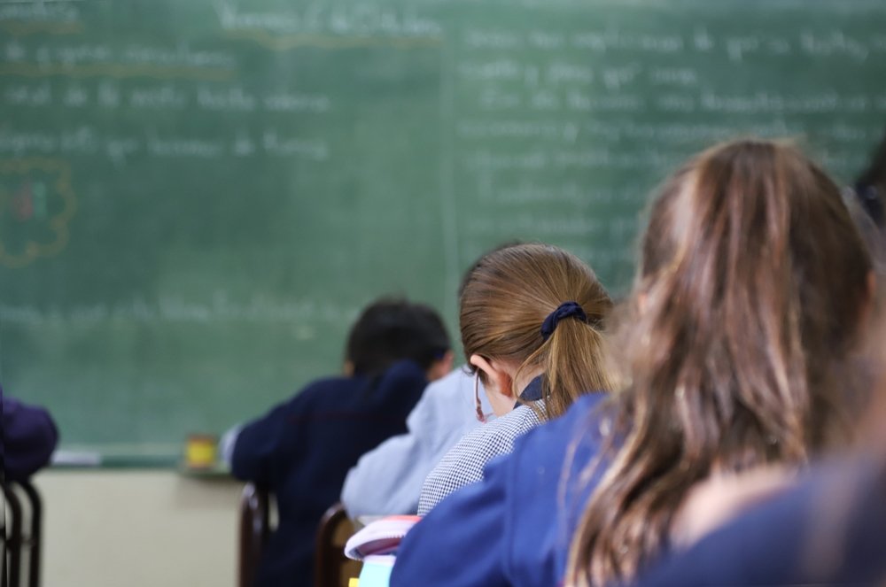 Elevii de clasa a VIII-a susțin luni simularea la română, boicotul profesorilor afectează unele școli București, România – Elevii de clasa a VIII-a intră luni în febra simulării pentru Evaluarea Națională 2026