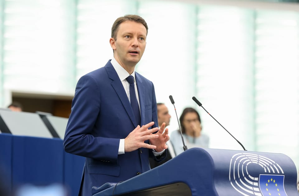 Mureșan: Grindeanu, lipsit de experiență și dornic de instabilitate Europarlamentarul liberal Siegfried Mureșan a criticat dur declarațiile șefului PSD, Sorin Grindeanu, acuzându-l de lipsă de experiență și de instigare la instabilitate