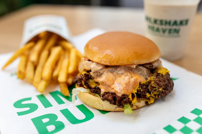 Un nou lanț de burgeri, cu prețuri medii, se lansează în România Simon’s Burger, un lanț de restaurante de burgeri cu succes în Ungaria, se pregătește să intre pe piața din România