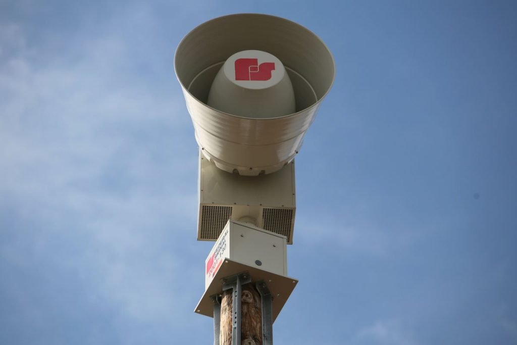Sirenele de alarmare publică: Semnalele care ne pot salva viața Sistemul de alarmare publică din România utilizează sirene pentru a transmite informații critice populației în situații de urgență