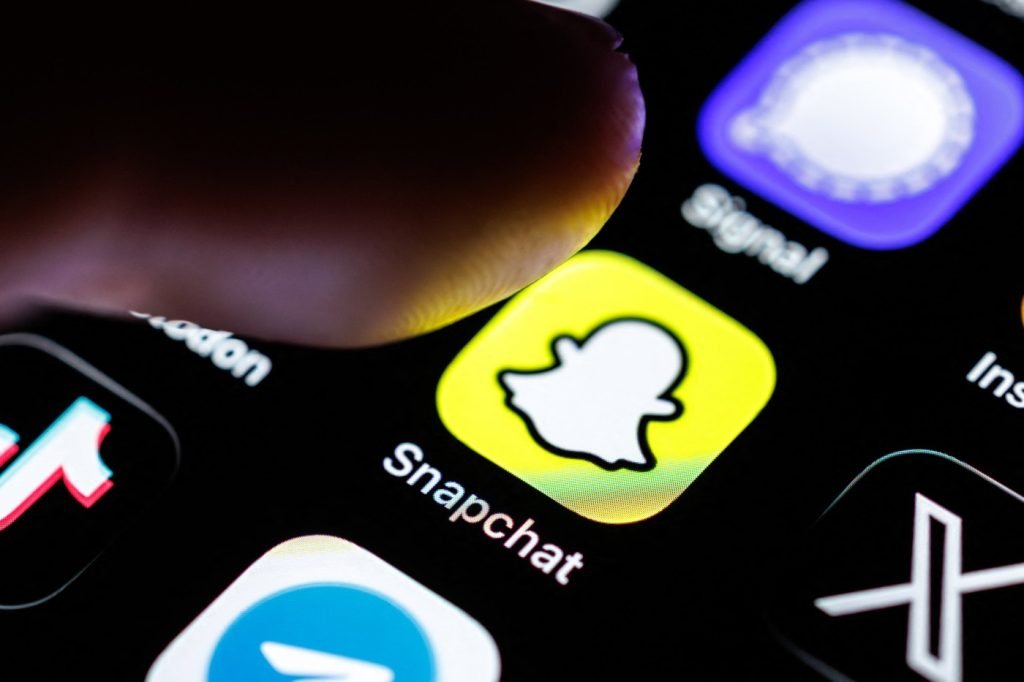 Snapchat, anchetată de UE pentru protecția minorilor Comisia Europeană a lansat o investigație asupra Snapchat, rețeaua de socializare populară în rândul tinerilor, pentru a stabili dacă platforma respectă legislația europeană privind serviciile digitale (Digital Services Act, DSA)