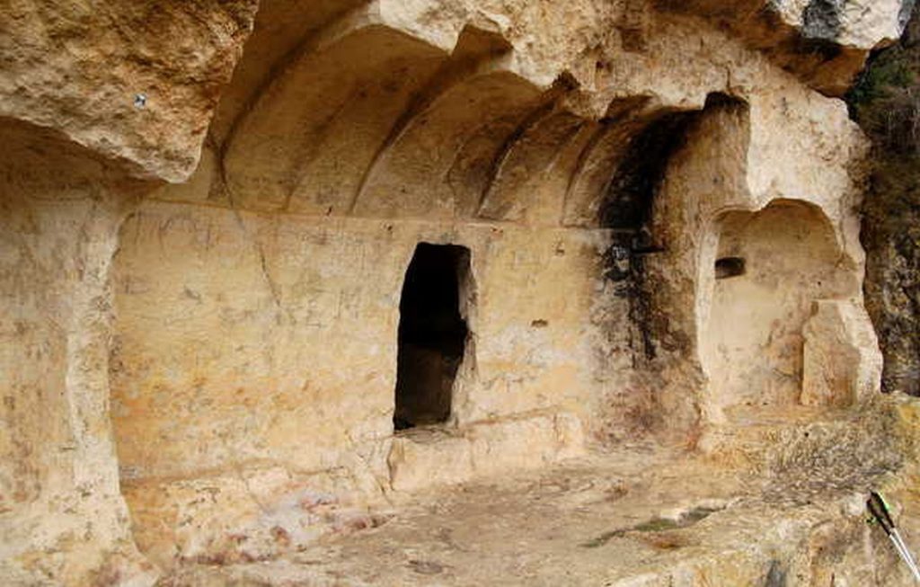Comunitate medievală izolată descoperită în nordul Spaniei: viața dură din inima stâncilor O societate medievală necunoscută, ascunsă în grotele săpate în stâncă din nordul Spaniei, a supraviețuit timp de aproape 500 de ani, dezvăluind o poveste tulburătoare despre izolare și condițiile vitrege ale vieții