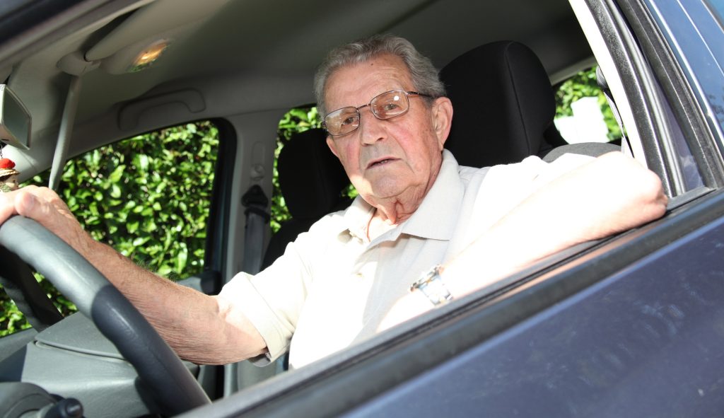 Șoferii pensionari, taxați major la asigurări auto. Scumpiri de până la 172% în 2026