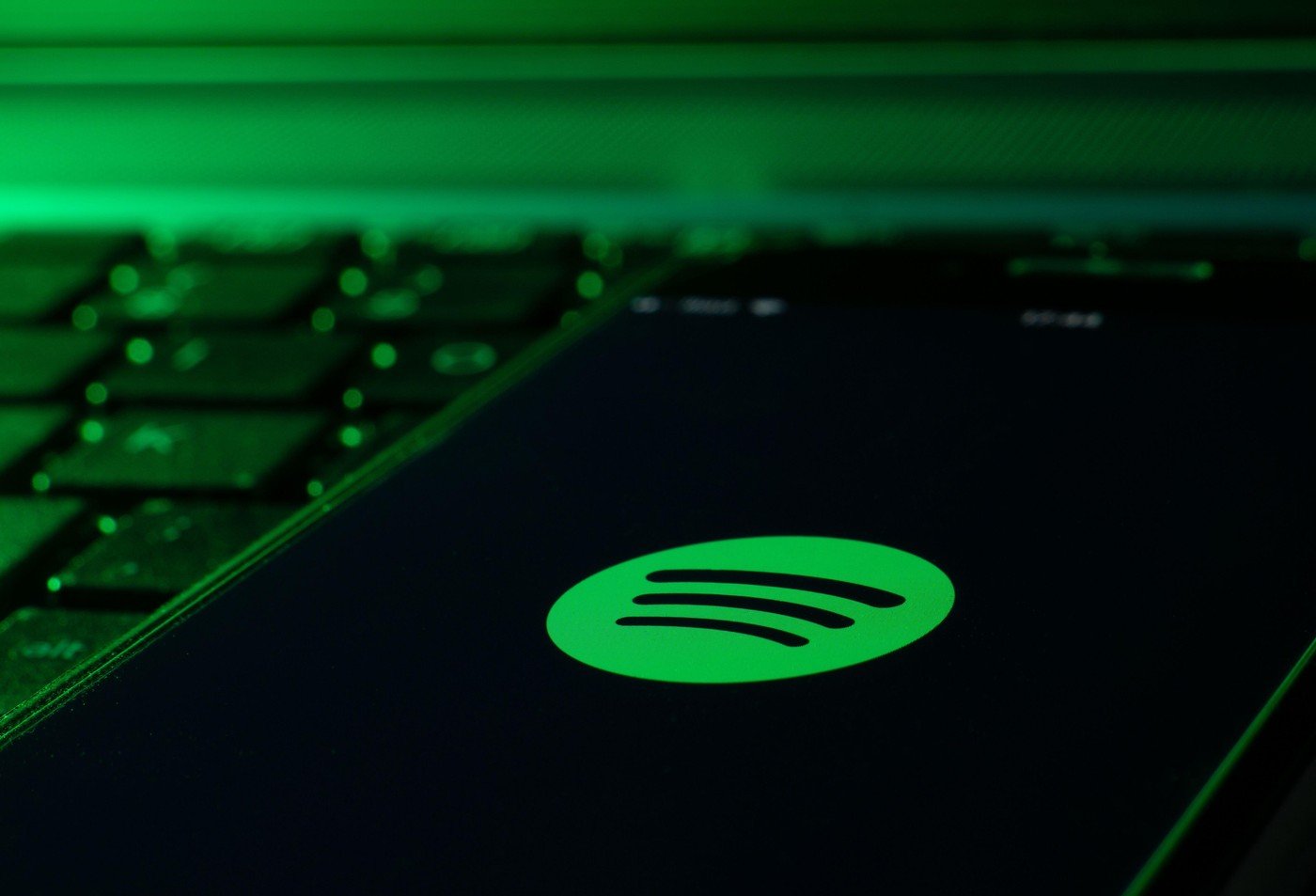 Spotify aduce o interfață nouă și gesturi intuitive pe aplicația pentru Wear OS, optimizând experiența utilizatorilor de smartwatch-uri