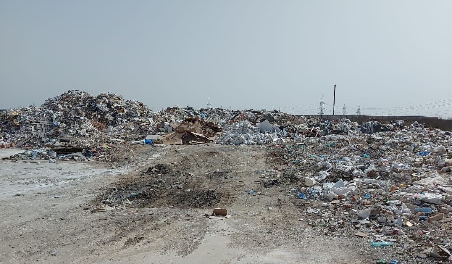 Sectorul 3 alocă 30 de milioane de lei pentru relocarea unei stații de sortare a deșeurilor Consiliul Local al Sectorului 3 a aprobat o finanțare de 30 de milioane de lei pentru societatea de salubritate și deszăpezire controlată de primarul Robert Negoiță