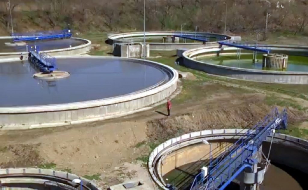Ploieștiul, sufocat de datoriile unei stații de epurare vechi Stația de epurare a Ploieștiului, construită în urmă cu peste jumătate de secol, a generat datorii de aproape 9,6 milioane de euro, anunță Observatorul Prahovean