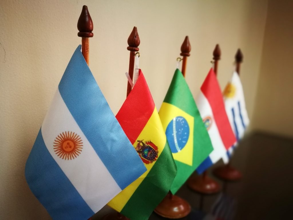 Paraguay completează ratificarea acordului comercial UE-Mercosur Paraguay a ratificat marți acordul de liber schimb dintre Uniunea Europeană (UE) și Mercosur, finalizând procesul de aprobare din partea tuturor statelor membre sud-americane