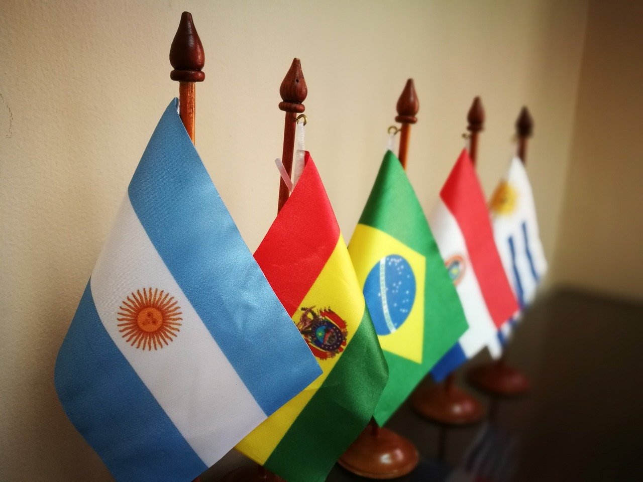 Paraguay completează ratificarea acordului comercial UE-Mercosur Paraguay a ratificat marți acordul de liber schimb dintre Uniunea Europeană (UE) și Mercosur, finalizând procesul de aprobare din partea tuturor statelor membre sud-americane