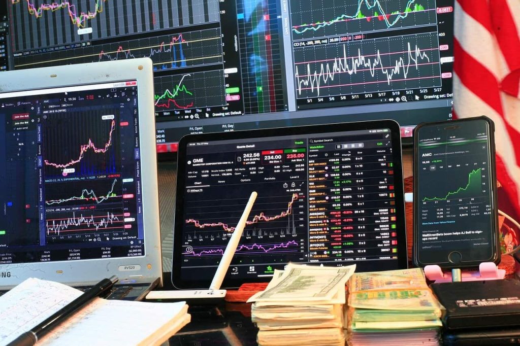 Reglementările economice, o armă cu două tăișuri: Avantaje pentru unii, dezavantaje pentru alții Un studiu recent publicat în „Review of Corporate Finance Studies” scoate la iveală un aspect îngrijorător al modului în care reglementările economice afectează companiile, în funcție de legăturile lor politice