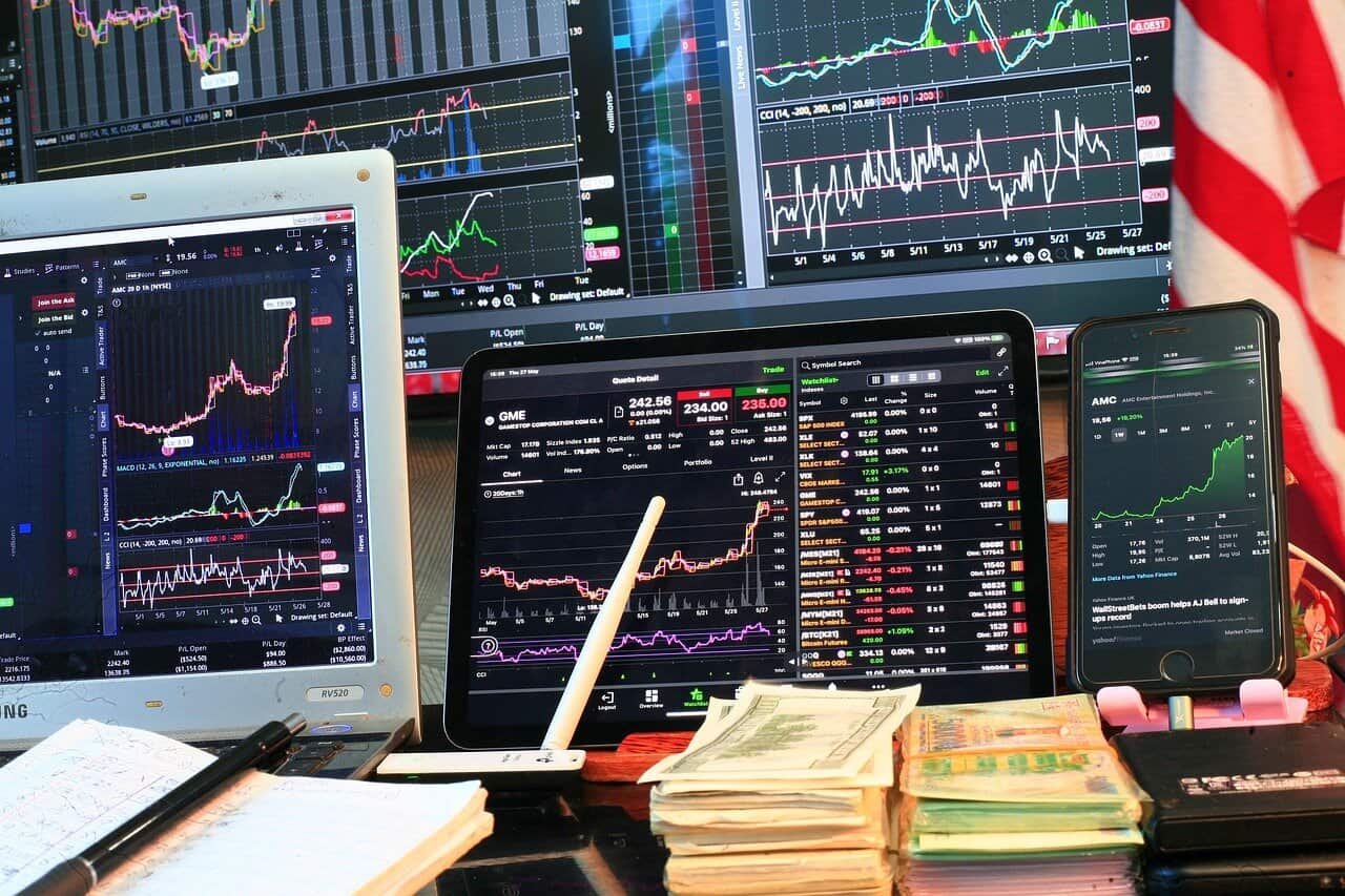 Reglementările economice, o armă cu două tăișuri: Avantaje pentru unii, dezavantaje pentru alții Un studiu recent publicat în „Review of Corporate Finance Studies” scoate la iveală un aspect îngrijorător al modului în care reglementările economice afectează companiile, în funcție de legăturile lor politice
