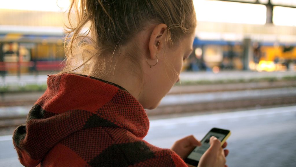 Relațiile „clasice” rezistă în era aplicațiilor de dating, spun specialiștii În ciuda popularității crescute a aplicațiilor de dating, relațiile formate prin metode tradiționale – prieteni, facultate, muncă – rămân relevante și nu dau semne de dispariție