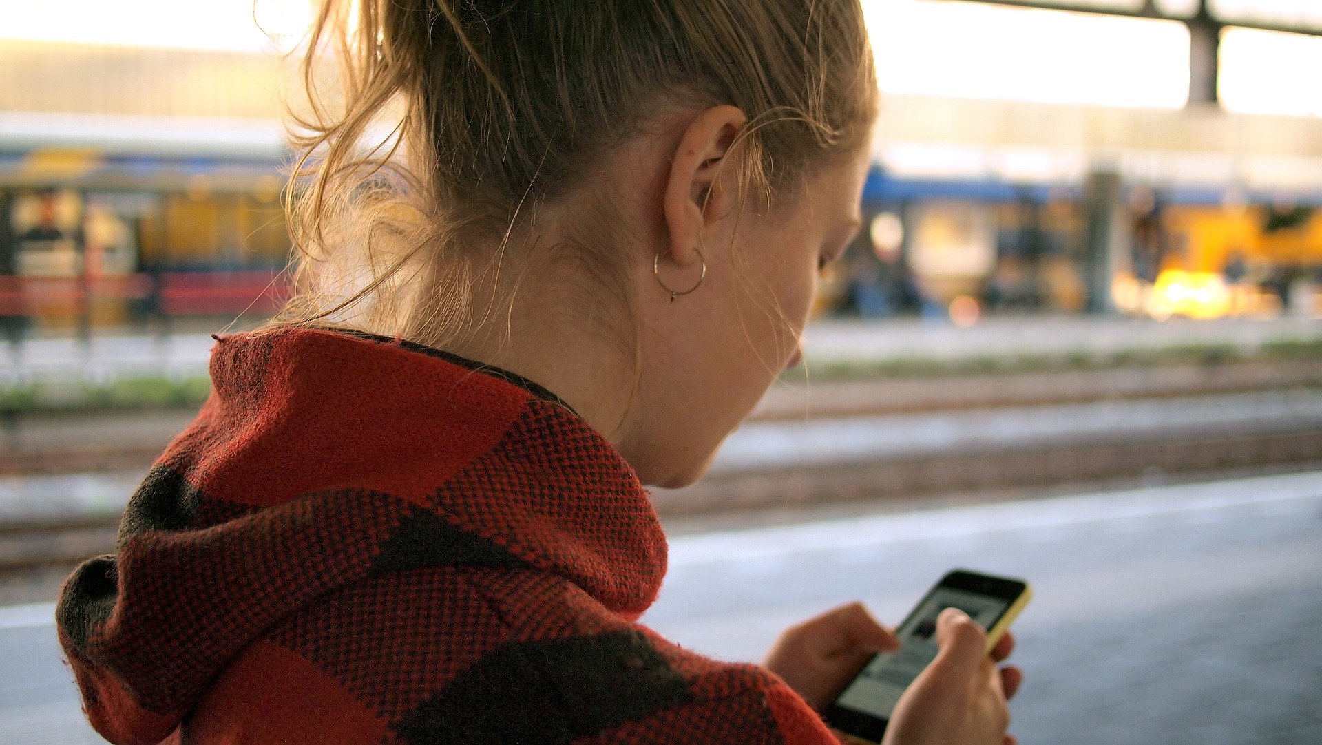 Relațiile „clasice” rezistă în era aplicațiilor de dating, spun specialiștii În ciuda popularității crescute a aplicațiilor de dating, relațiile formate prin metode tradiționale – prieteni, facultate, muncă – rămân relevante și nu dau semne de dispariție
