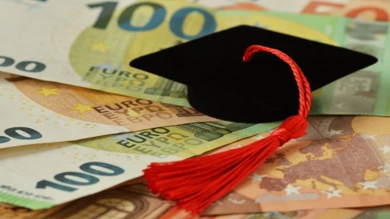 Aproape 40.000 de studenți români vor beneficia de burse lunare consistente, finanțate din fonduri europene Un număr semnificativ de studenți din România se vor bucura de o veste bună: aproape 40.000 dintre aceștia vor primi burse lunare, în valoare de 925 de lei fiecare