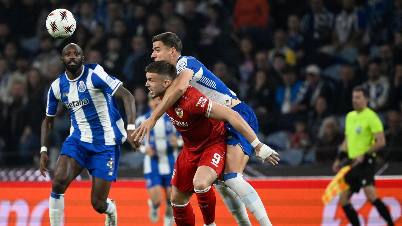 Stuttgarts Ermedin Demirovic kämpft mit Portos Jan Bednarek um den Ball