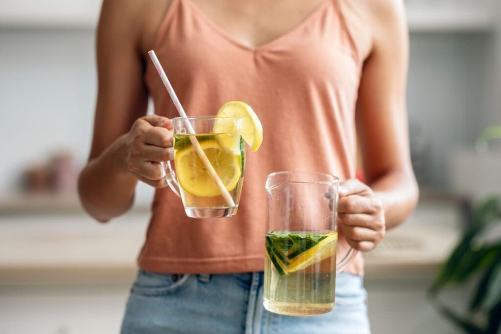 Detoxifierea, între mit și realitate: ce presupune o cură sănătoasă O cură de detoxifiere nu reprezintă o soluție rapidă pentru „curățarea” organismului, ci mai degrabă o abordare temporară de simplificare a alimentației, menită să sprijine funcțiile naturale ale ficatului, rinichilor și intestinului
