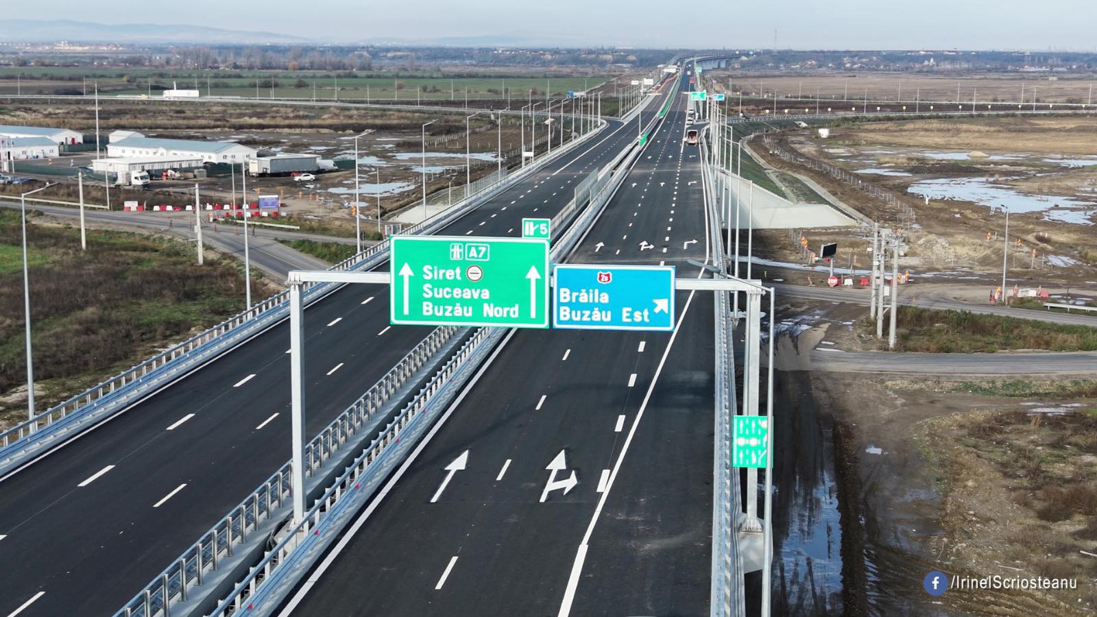 Variante:

Suceava-Siret: Costuri umflate cu 40% pe autostradă, față de drum expres. (65 caractere)
Autostrada Suceava-Siret: Mai scumpă cu 40%, față de drum expres. (60 caractere)
Axa Suceava-Siret: Autostrada ar costa cu 40% peste drumul expres. (62 caractere)
Drumul Suceava-Siret: Autostrada, cu 40% mai scumpă. (53 caractere)